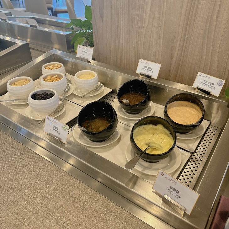 沙拉吧、湯品、現烤大蒜麵包、甜點、咖啡或茶