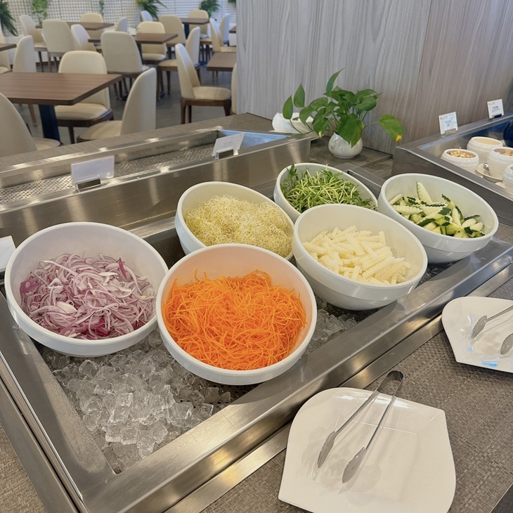 沙拉吧、湯品、現烤大蒜麵包、甜點、咖啡或茶