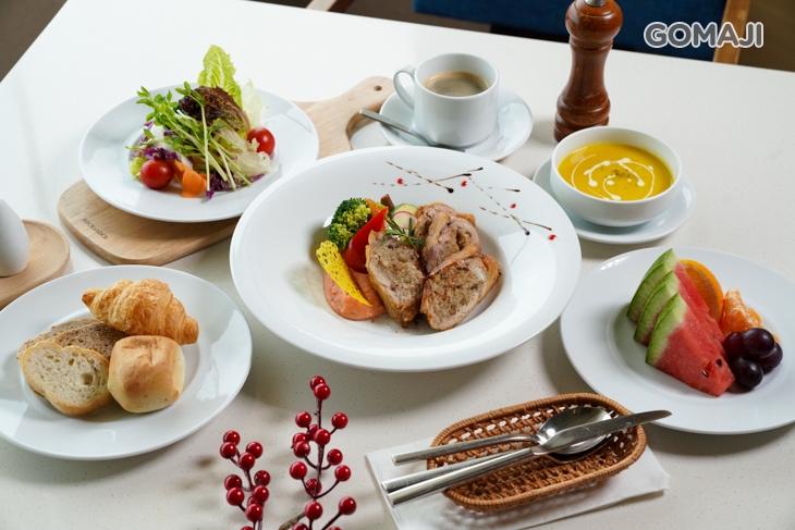 嫩煎填餡米糕雞肉捲佐巴沙米可醋醬汁 + 歐美自助式沙拉吧吃到飽