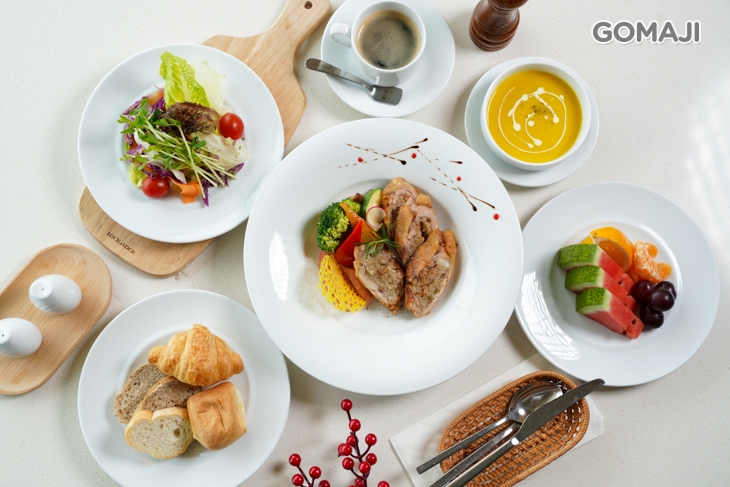 嫩煎填餡米糕雞肉捲佐巴沙米可醋醬汁 + 歐美自助式沙拉吧吃到飽