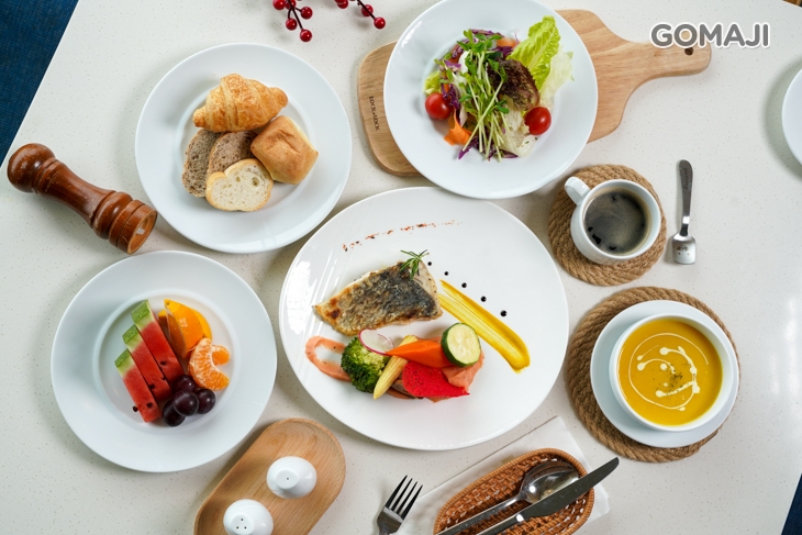 香煎鱸魚佐馬賽海鮮蕃茄醬汁 + 歐美自助式沙拉吧吃到飽