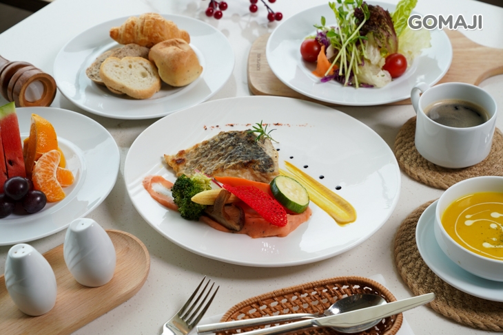 香煎鱸魚佐馬賽海鮮蕃茄醬汁 + 歐美自助式沙拉吧吃到飽