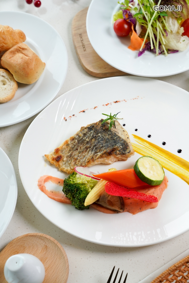 香煎鱸魚佐馬賽海鮮蕃茄醬汁 + 歐美自助式沙拉吧吃到飽