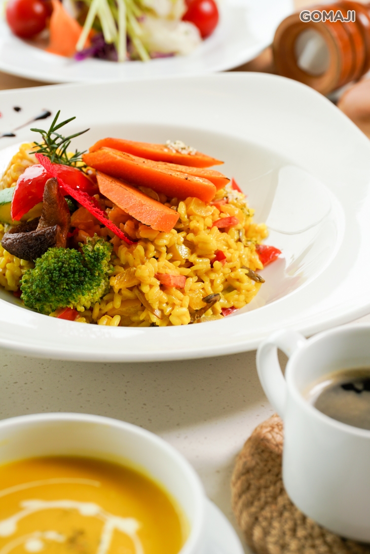 西班牙彩椒燉飯佐素烏魚子(奶蛋素) + 歐美自助式沙拉吧吃到飽