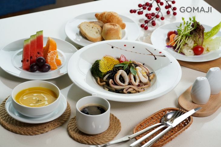 香蒜蘿勒墨魚義大利麵佐小卷和烏魚子 + 歐美自助式沙拉吧吃到飽