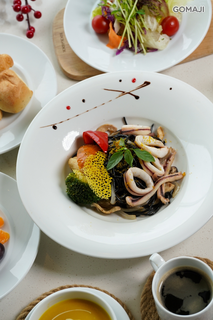 香蒜蘿勒墨魚義大利麵佐小卷和烏魚子 + 歐美自助式沙拉吧吃到飽