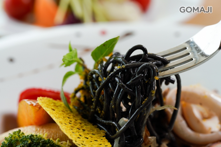 香蒜蘿勒墨魚義大利麵佐小卷和烏魚子 + 歐美自助式沙拉吧吃到飽