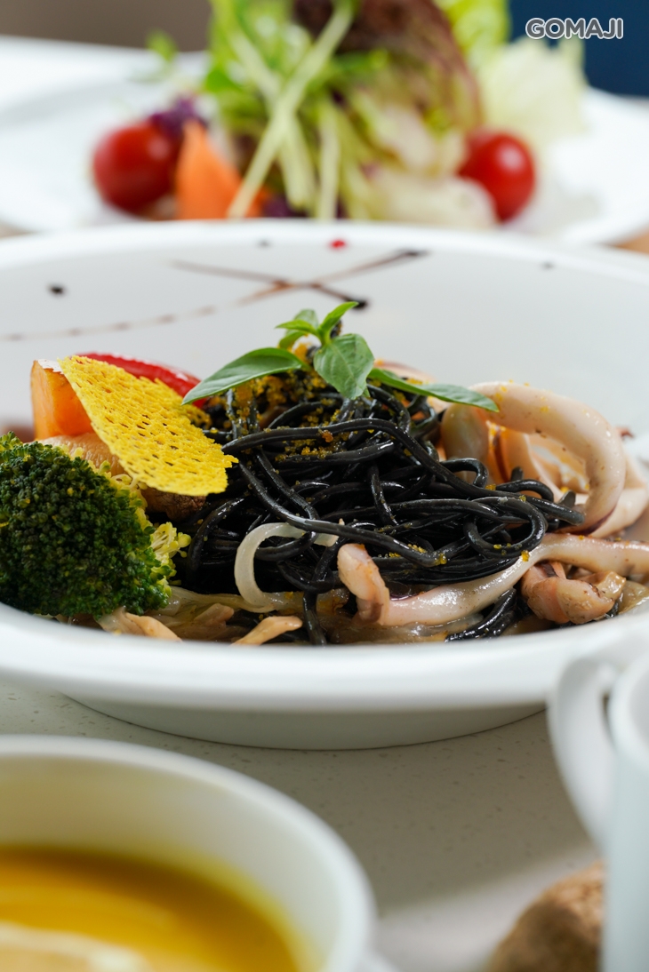 香蒜蘿勒墨魚義大利麵佐小卷和烏魚子 + 歐美自助式沙拉吧吃到飽