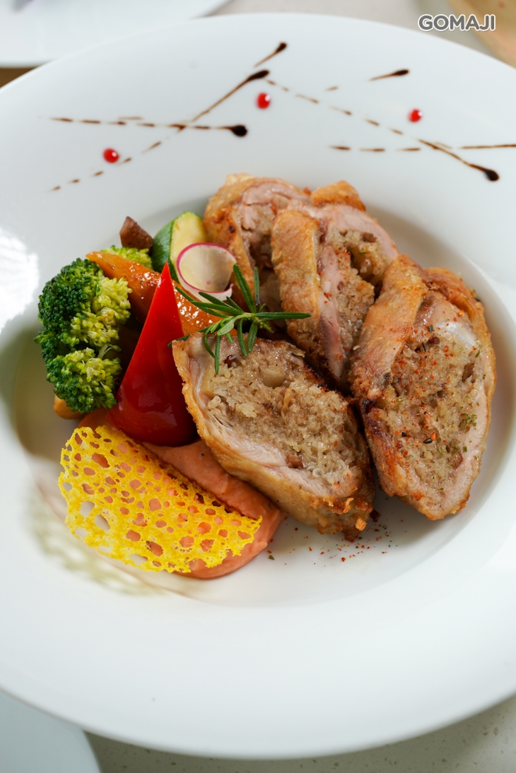 嫩煎填餡米糕雞肉捲佐巴沙米可醋醬汁 + 歐美自助式沙拉吧吃到飽