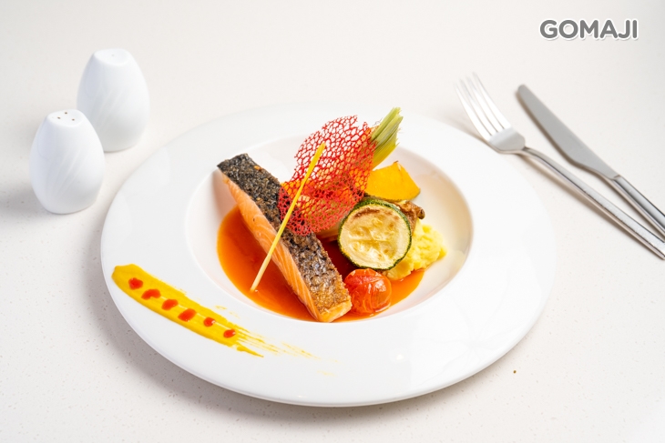 義式煎鮭魚佐甜椒醬