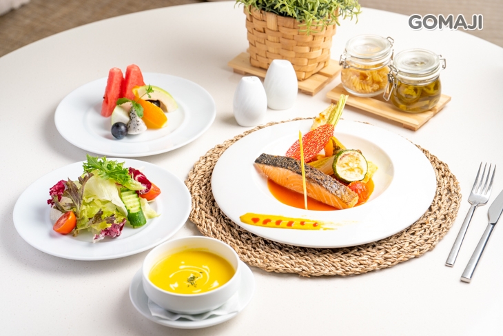 義式煎鮭魚佐甜椒醬 + 歐美自助式沙拉吧吃到飽