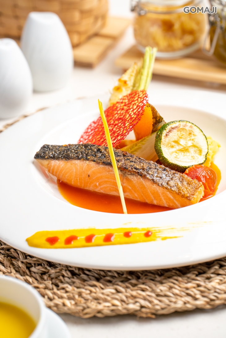 義式煎鮭魚佐甜椒醬