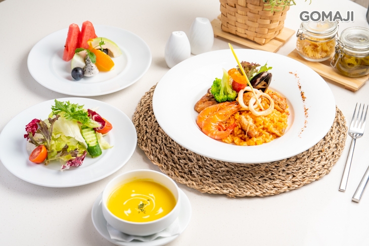 西班牙雞肉海鮮燉飯 + 歐美自助式沙拉吧吃到飽