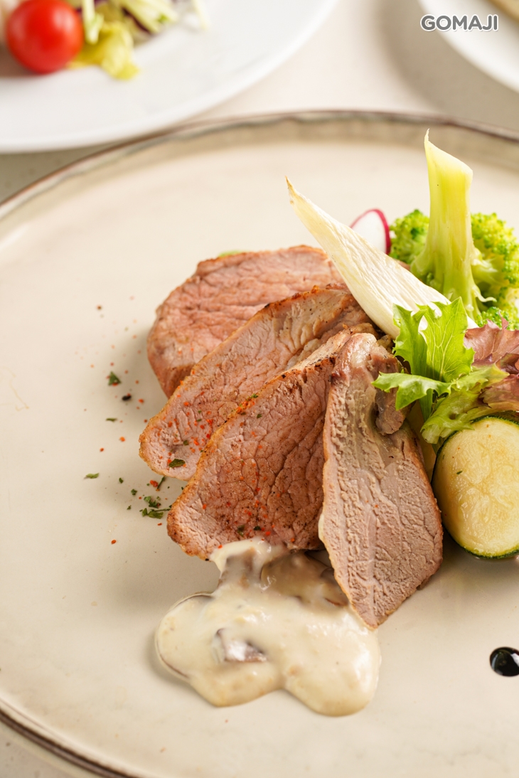 香煎豬里肌佐蘑菇奶油醬汁+歐美自助式沙拉吧吃到飽