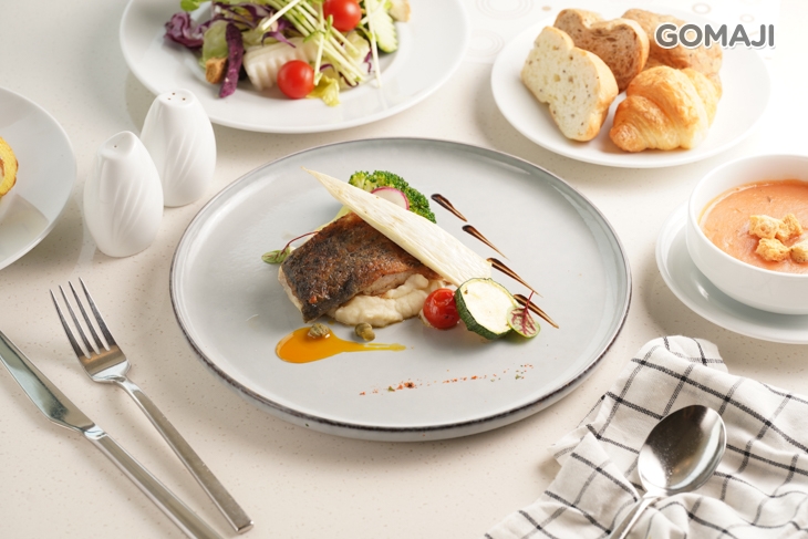 香煎鱸魚佐酸豆柳橙醬汁 +歐美自助式沙拉吧吃到飽