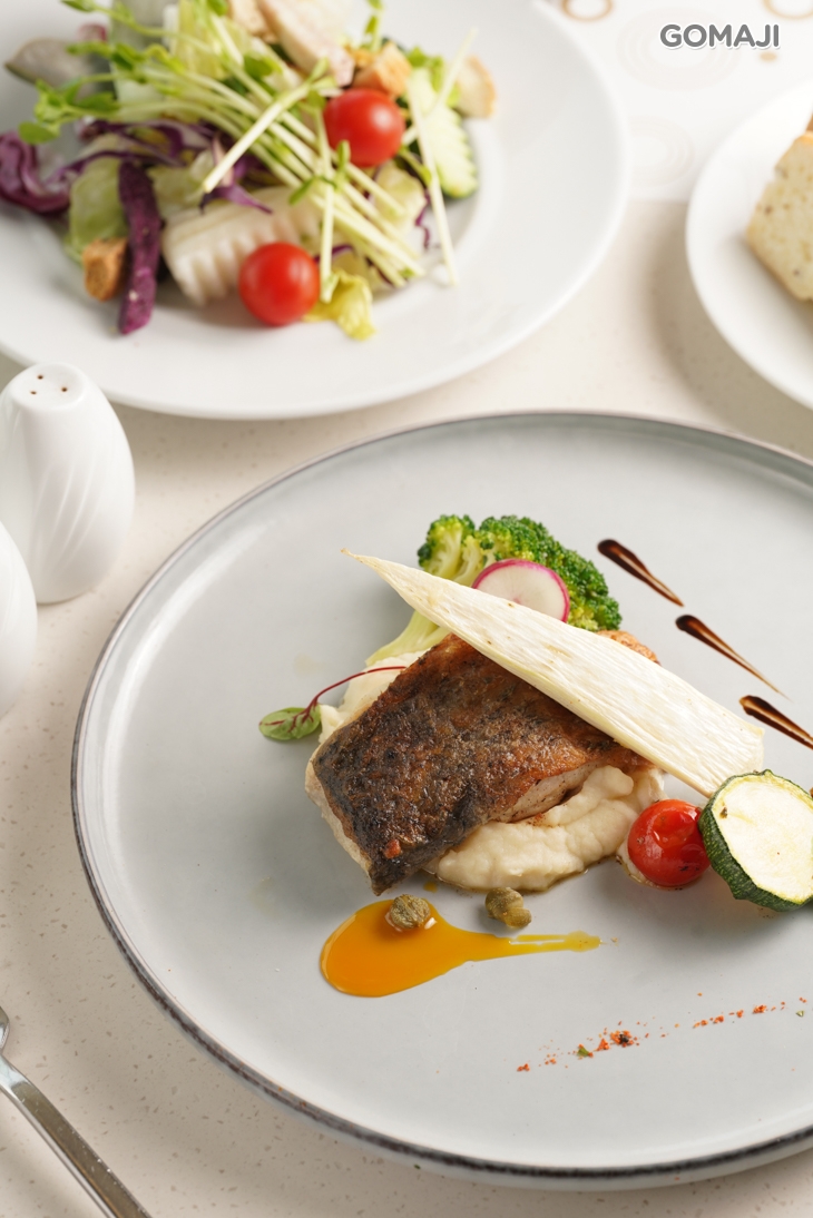 香煎鱸魚佐酸豆柳橙醬汁 +歐美自助式沙拉吧吃到飽