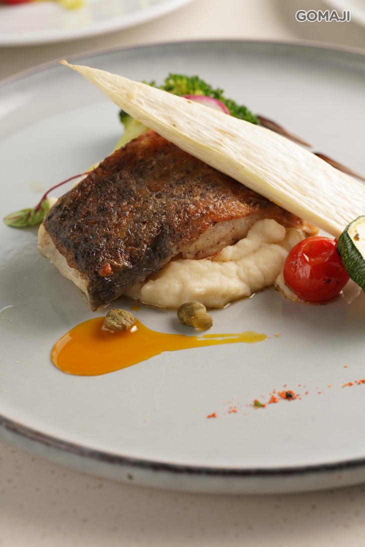 香煎鱸魚佐酸豆柳橙醬汁 +歐美自助式沙拉吧吃到飽