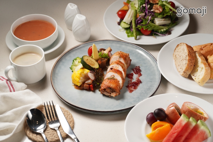 檸檬蒜香烤雞腿佐蔓越莓醬+歐美自助式沙拉吧吃到飽