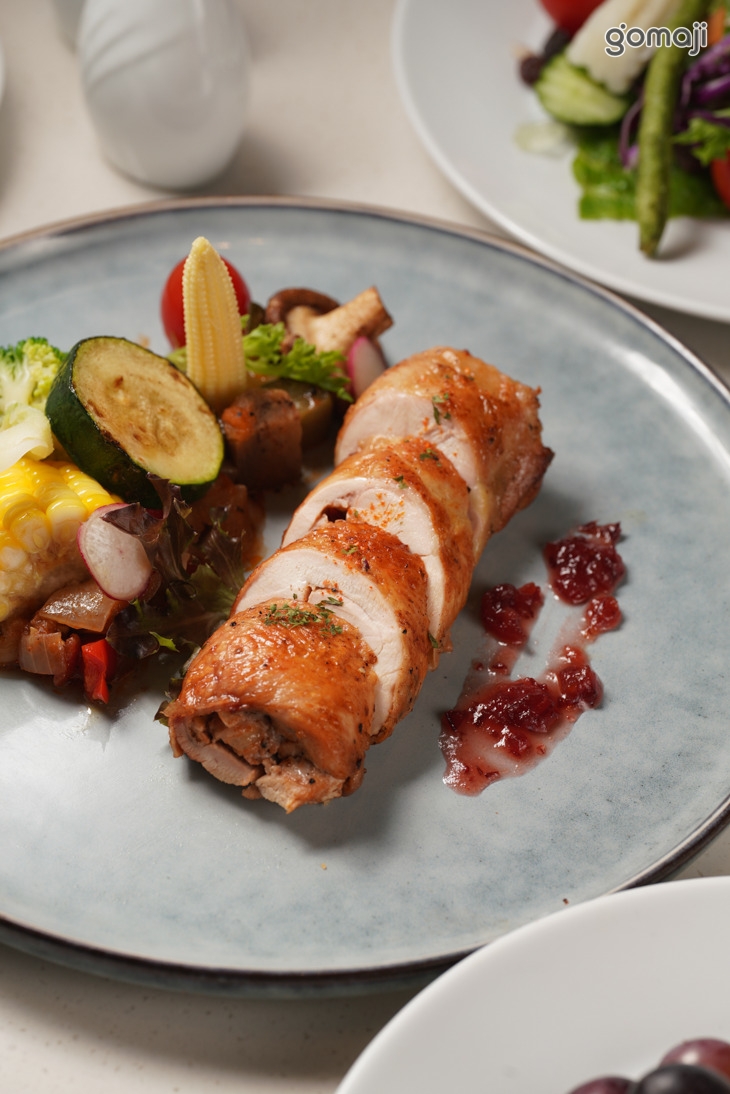 檸檬蒜香烤雞腿佐蔓越莓醬+歐美自助式沙拉吧吃到飽