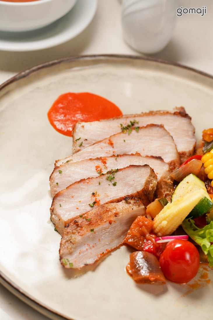 松阪豬百里香紅椒醬+歐美自助式沙拉吧吃到飽