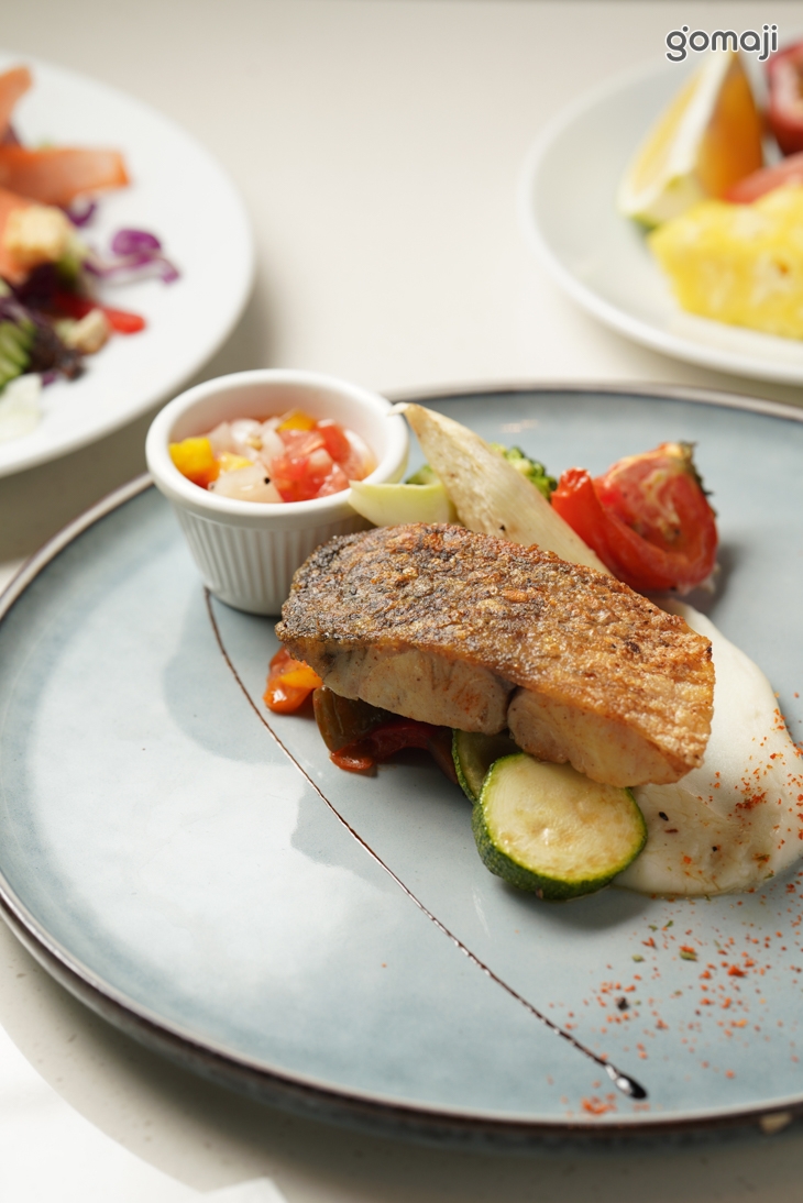 墨西哥香料煎鱸魚佐番茄莎莎醬+歐美自助式沙拉吧吃到飽