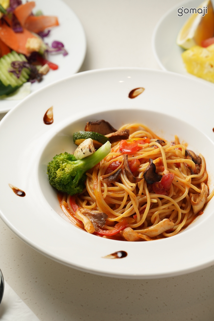  蕃茄鮮蔬義大利麵 (奶蛋素)+歐美自助式沙拉吧吃到飽