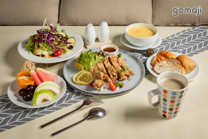 泰式椒麻雞佐薑黃飯