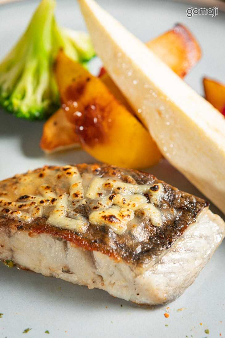 香草乳酪鱸魚佐紅花奶油醬汁＋現煮咖啡