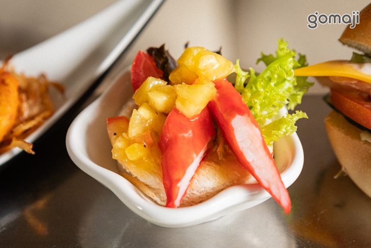 蟹肉棒佐鳳梨小點