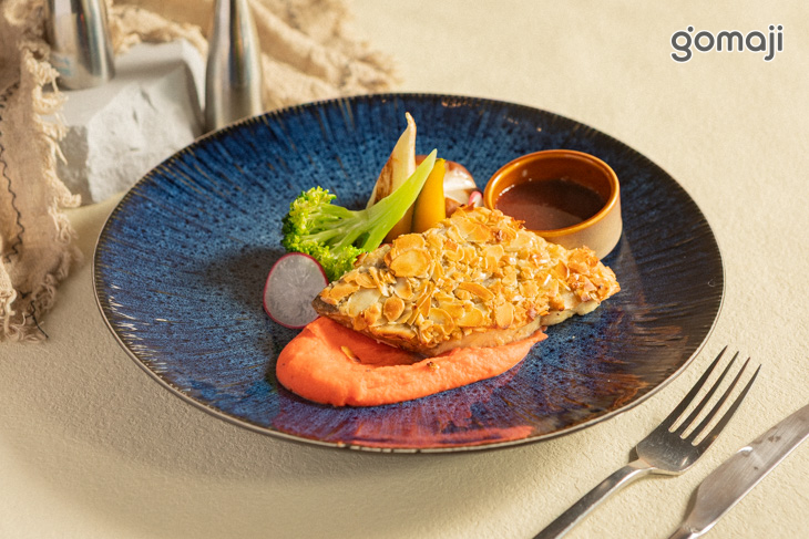 香煎杏仁鱸魚佐蘋果紅甜菜醬汁