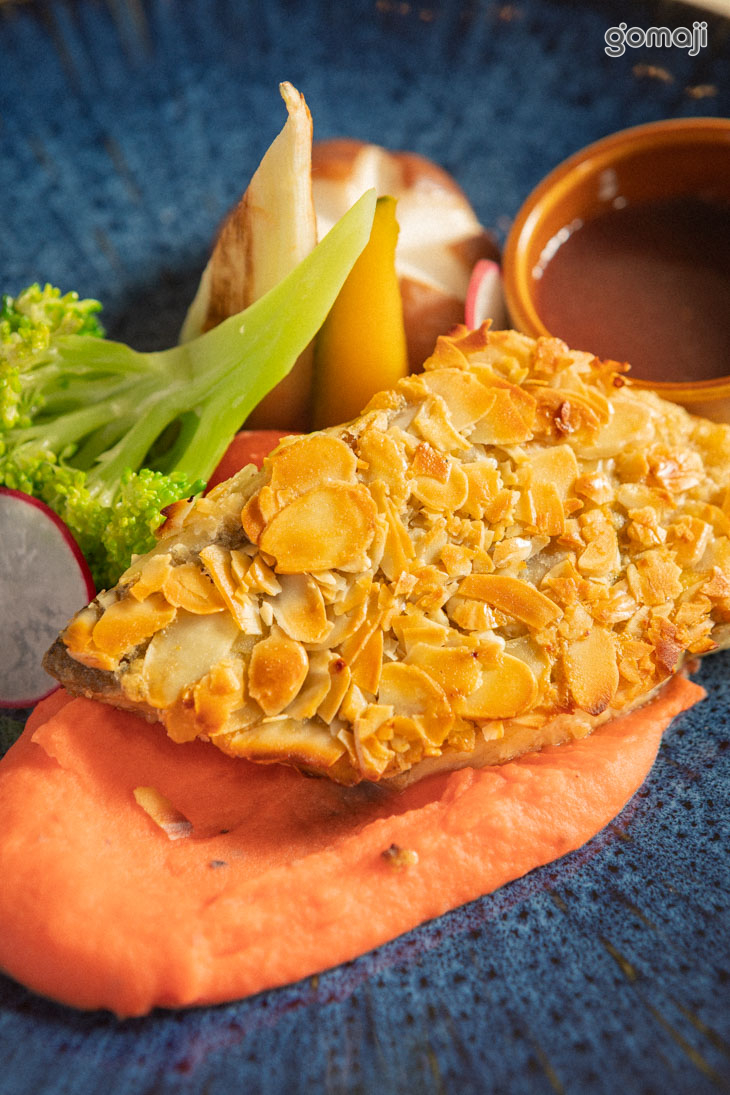 香煎杏仁鱸魚佐蘋果紅甜菜醬汁