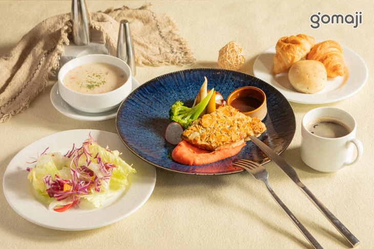 歐美自助式沙拉吧吃到飽：新鮮時令水果、沙拉、現煮咖啡、茶、果汁等