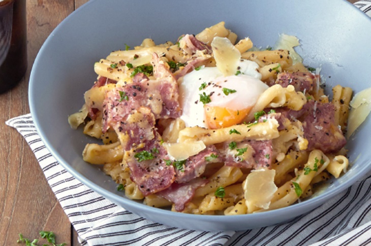 煙燻鴨胸奶油水波蛋麻花捲麵