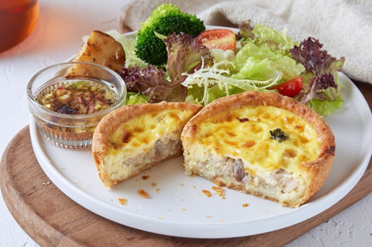 爐烤雞肉奶油蕈菇鹹派佐鮮蔬沙拉