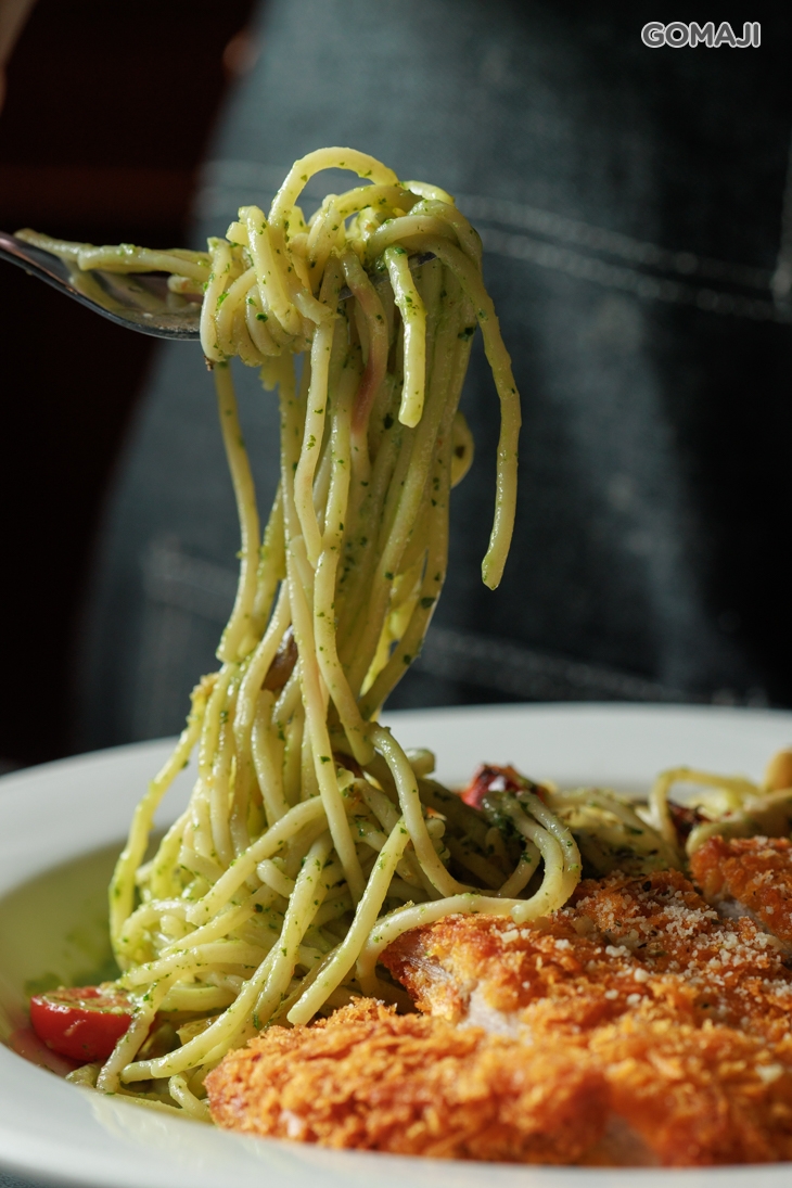 羅勒青醬黃金炸豬排義大利麵