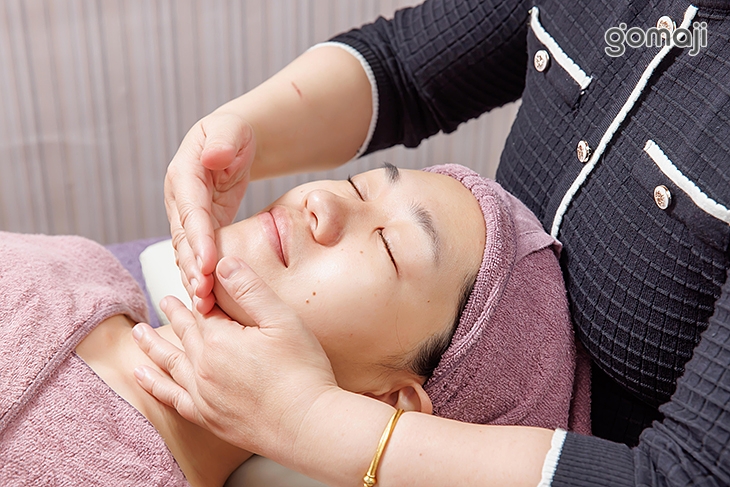  下巴線條曲線歐式提拉按摩手法(頸部撫紋+下顎提拉+全臉疏通+眼周釋壓) 