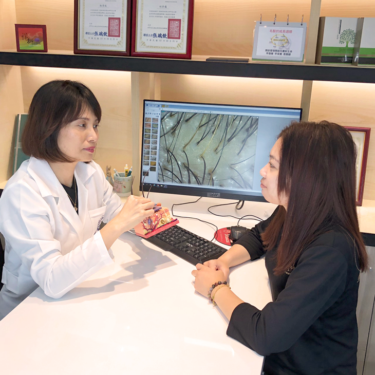 依顧客頭皮屬性調配護理解說