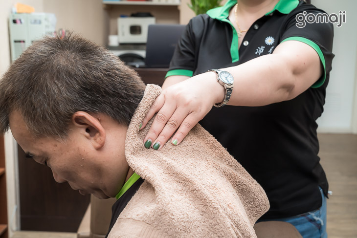 頭肩頸按摩舒壓