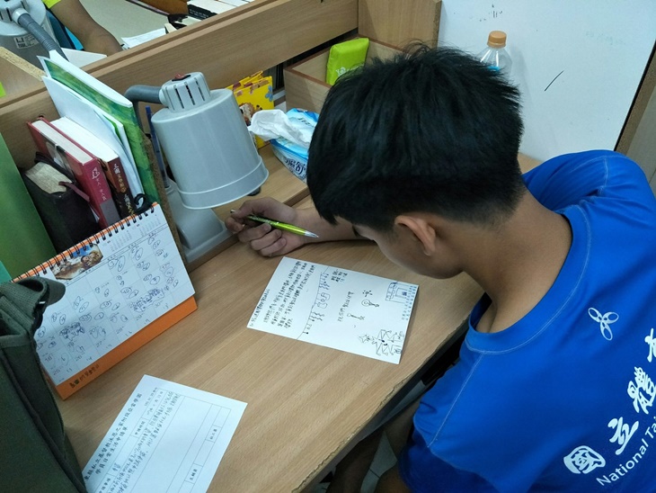 一張桌子曾募集全台325位育幼院孩童的文具及物資）