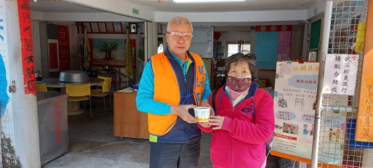 致贈臘八粥關懷獨居長輩