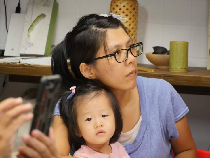 （在工作坊中得到了療癒，儘管無人可以協助照顧小孩，也要帶來參加，不放過任何一次！ 註：為其他參與者，非前述故事之小玲）