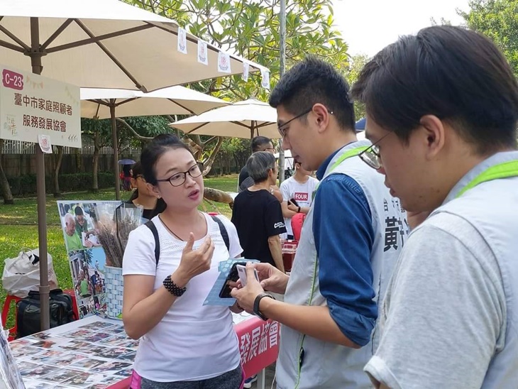 （創辦人常透過各種活動擺攤，推廣說明家庭照顧者的重要性及協會的理念願景）