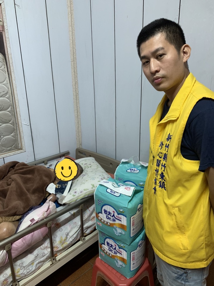（協會捐贈尿布與物資予獨居臥床長者）