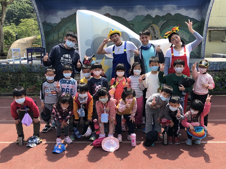 (透過親身參與演出和課程，讓孩子們對舞台劇有不一樣的認識，得到滿滿的歡樂與收穫)