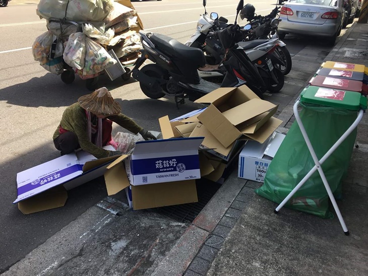 (拾荒長者穿梭巷弄,整理回收物品)