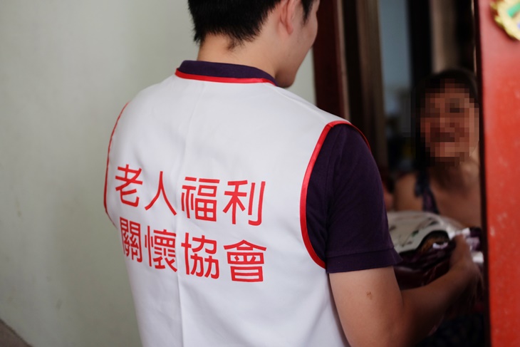 （協會定期關清寒長者，提供生活物資）