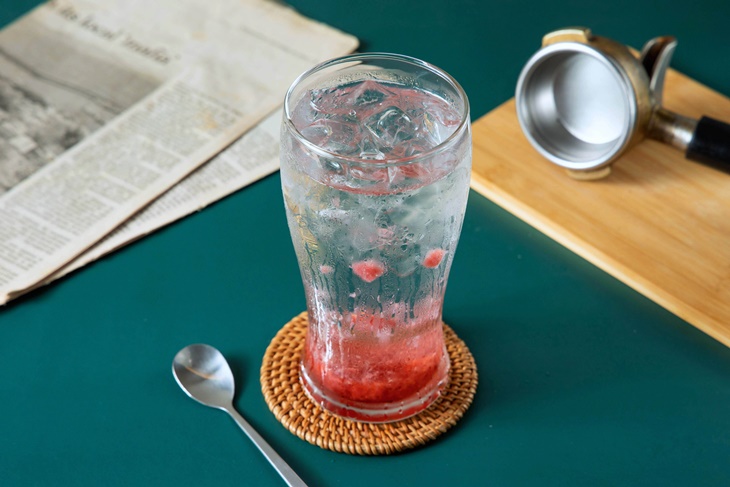 草莓果粒氣泡飲