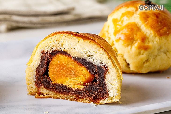 菠蘿蛋黃酥 (烏豆沙)