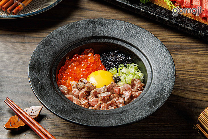 極上炙燒A5和牛松露丼(附魚子醬與鮭魚卵)