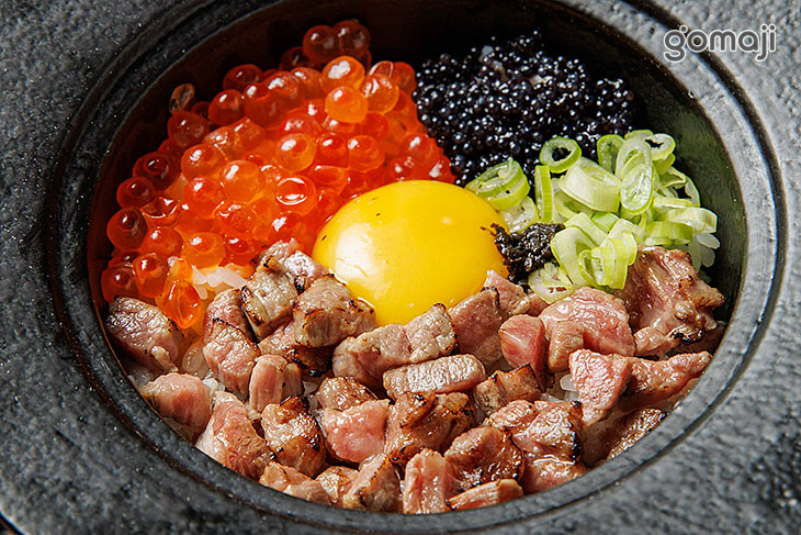 極上炙燒A5和牛松露丼(附魚子醬與鮭魚卵)